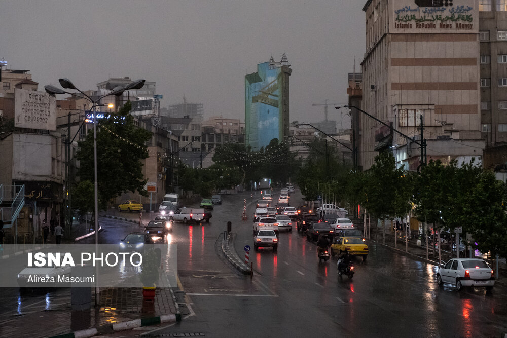 ورود سامانه بارشی جدید از غرب کشور/ وزش باد شدید و خیزش گرد و خاک در برخی استان‌ها