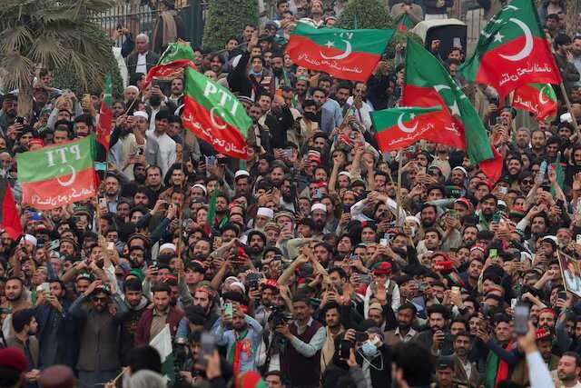 پاکستان، حزب عمران خان را ممنوع الفعالیت می‌کند
