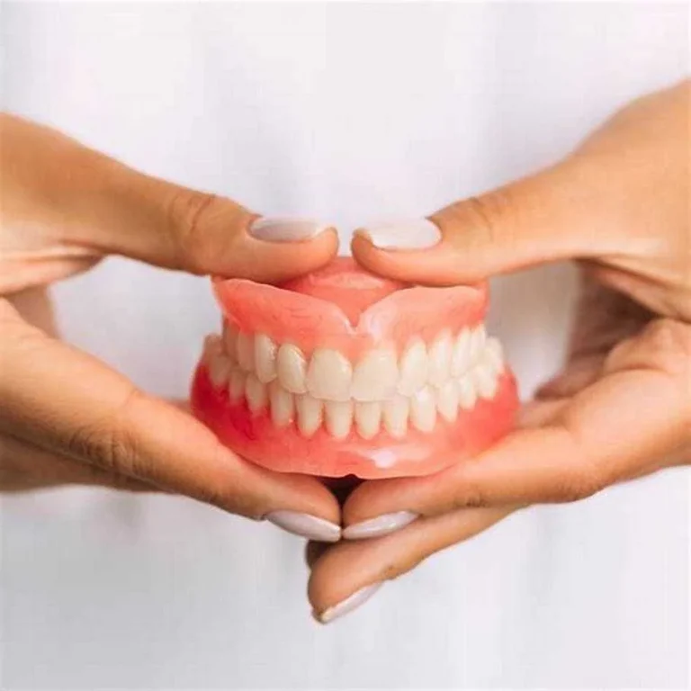 راهنمای جامع انتخاب بهترین پروتز دندانپزشکی برای لبخند ایده‌آل
