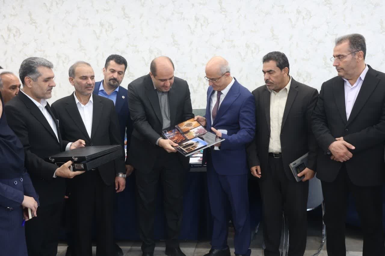 کتاب توانمندی های اقتصادی و صنعتی استان قزوین به تجار عراقی اهدا شد